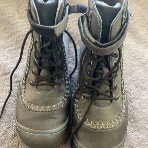 Water proof booties, lace up, Grey. 8.5